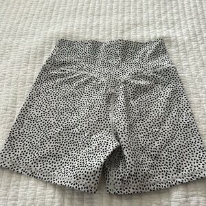 BUFFBUNNY WHITE & BLACK SPECKLED SHORTS SIZE M